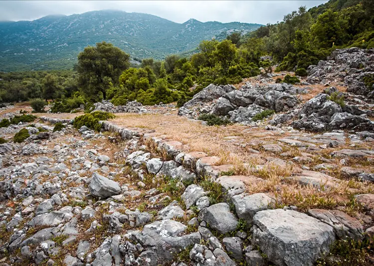 Döşemealtı Antik Yol - Döşemealtı adını, Likya-Pisidia arasındaki eski döşeme taşlı ticaret yolundan alır; Bizans ve Selçuklu dönemlerinde göç ve kervan yolları olarak kullanılmıştır. - Döşemealtı turistik yerler ve tarihi mekanlar