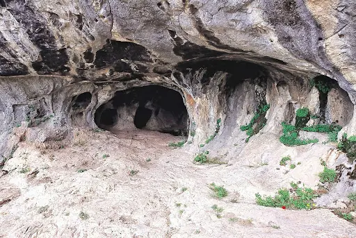 Kocain Mağarası - Ahırtaş köyünde bulunan Kocain Mağarası, 633 m uzunluğunda dev stalaktit ve stalagmitlerle dolu önemli bir doğal anıttır; erken Hristiyanlık dönemi izleri taşır. - Döşemealtı turistik yerler ve tarihi mekanlar